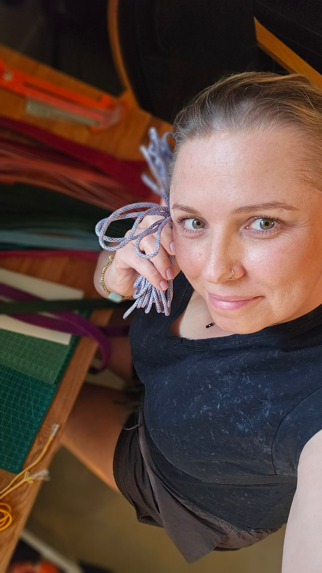 Ania, założycielka Woven Bonds, z pękiem sznurka paracord w pracowni