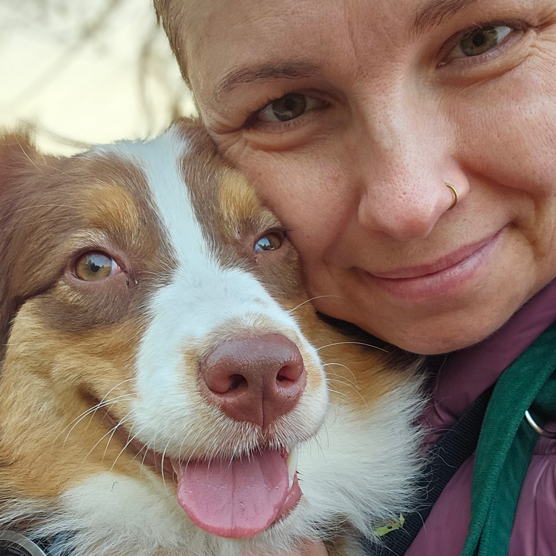 Ania przytulona do owczarka australijskiego Jasmine